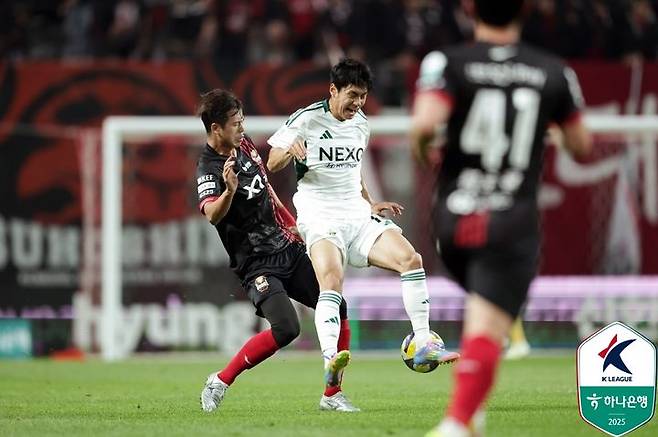 [서울=뉴시스] 프로축구 K리그1 FC서울 김주성과 전북 현대 전진우. (사진=한국프로축구연맹 제공) *재판매 및 DB 금지