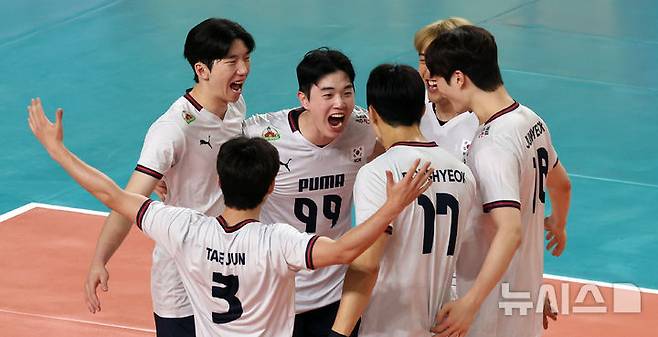 [천안=뉴시스] 강종민 기자 = 6일 충남 천안 유관순체육관에서 열린 2025 대한민국과 네덜란드 남자배구 국가대표 평가전에서 한국 선수들이 득점한 후 환호하고 있다. 2025.06.06. ppkjm@newsis.com