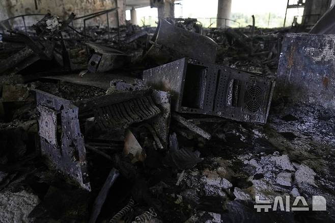 [테헤란=AP/뉴시스] 19일(현지 시간) 이란 테헤란에 위치한 국영방송 IRIB이 이스라엘의 공습으로 사무실과 장비 등이 파손돼 있다. 2025.06.20.