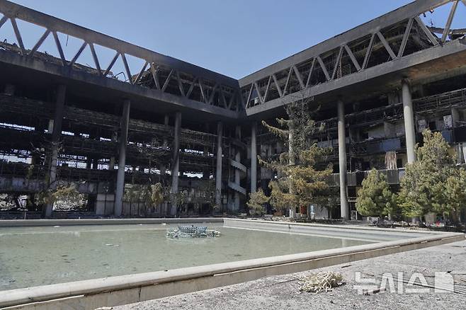 [테헤란=AP/뉴시스] 19일(현지 시간) 이란 테헤란에 위치한 국영방송 IRIB이 이스라엘의 공습으로 건물 뼈대만 남은 채 파손돼 있다. 2025.06.20.