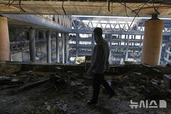 [테헤란=AP/뉴시스] 19일(현지 시간) 이란 테헤란에 위치한 국영방송 IRIB이 이스라엘의 공습으로 건물 뼈대만 남은 채 파손돼 있다. 2025.06.20.<font style="vertical-align: inherit;"><font style="vertical-align: inherit;"></font></font>