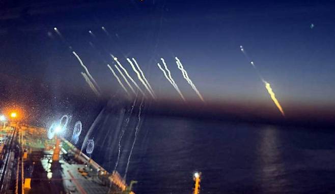 [부산=뉴시스]이란이 이스라엘을 향해 미사일을 발사하는 장면이 한국 선원에 의해 촬영됐다. 미국이 이란을 공격하면 이란이 호르무즈 해협을 봉쇄할 가능성이 있다. (출처=전원해상선원노동조합연맹) 2025.6.20. *재판매 및 DB 금지