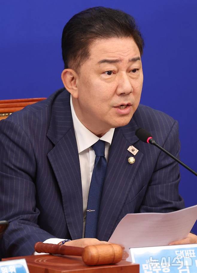 [서울=뉴시스] 조성봉 기자= 김병기 더불어민주당 당대표 직무대행 겸 원내대표가 20일 오전 서울 여의도 국회에서 열린 최고위원회의에서 발언을 하고 있다. 2025.06.20. suncho21@newsis.com
