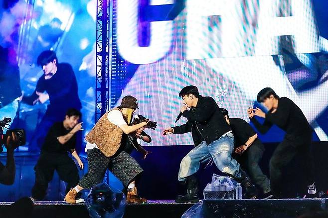 [고양=뉴시스] 글로벌 슈퍼 그룹 '방탄소년단'(BTS) 제이홉(정호석)이 팀이 데뷔 12주년을 맞은 13일 오후 경기 고양 고양종합운동장에서 월드투어 앙코르 콘서트 '제이홉 투어 '호프 온 더 스테이지' 파이널(j-hope Tour 'HOPE ON THE STAGE' FINAL)'을 펼치고 있다. 팀 동료인 정국이 깜짝 게스트로 나와 힘을 보탰다. (사진 = 빅히트 뮤직 제공) 2025.06.13. photo@newsis.com *재판매 및 DB 금지