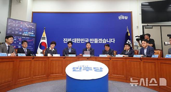 [서울=뉴시스] 조성봉 기자= 김병기 더불어민주당 당대표 직무대행 겸 원내대표가 20일 오전 서울 여의도 국회에서 열린 최고위원회의에서 발언을 하고 있다. 2025.06.20. suncho21@newsis.com