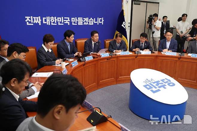 [서울=뉴시스] 조성봉 기자= 김병기 더불어민주당 당대표 직무대행 겸 원내대표가 20일 오전 서울 여의도 국회에서 열린 최고위원회의에서 발언을 하고 있다. 2025.06.20. suncho21@newsis.com