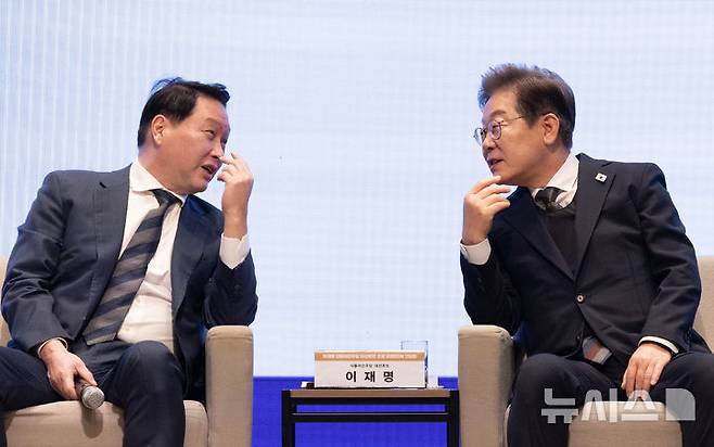 [서울=뉴시스] 국회사진기자단 = 이재명 더불어민주당 대선후보와 최태원 대한상의 회장이 8일 오전 서울 중구 대한상공회의소에서 열린 대선후보 초청 경제5단체장 간담회에서 대화하고 있다. 2025.05.08. photo@newsis.com