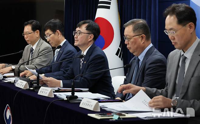 [서울=뉴시스] 김명원 기자 = 임기근 기획재정부 제2차관이 20일 오전 서울 종로구 정부서울청사에서 2024년 공공기관 경영실적 평가 결과 발표를 하고 있다. 왼쪽부터 배근호 감사평가단장, 김춘순 준정부기관 평가단장, 임기근 기획재정부 제2차관, 곽채기 공기업 평가단장, 장정진 공공정책국장. 2025.06.20. kmx1105@newsis.com