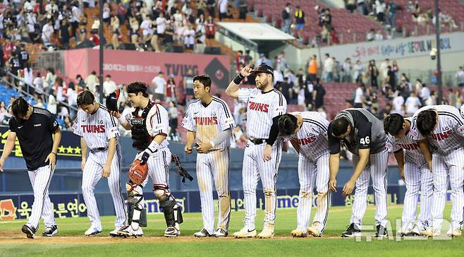 [서울=뉴시스] 이영환 기자 = 12일 오후 서울 송파구 잠실야구장에서 열린 2025 KBO리그 SSG 랜더스와 LG 트윈스의 경기에서 8-6으로 승리를 거둔 LG 선수들이 인사를 하고 있다. 2025.06.12. 20hwan@newsis.com