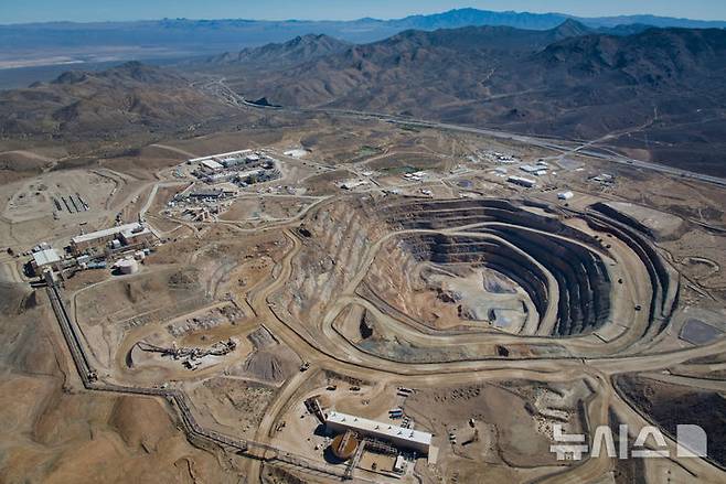 [캘리포니아=AP/뉴시스] 20일(현지 시간) 월스트리트저널이 중국 세관 데이터를 분석한 결과, 5월 기준 중국의 희토류 자석 총 수출량은 120만㎏으로 전년 동기 대비 74% 감소했다. 2012년 이후 가장 큰 감소율이다. 사진은 미 캘리포니아주 모하비 사막에 있는 마운틴 패스 광산의 희토류 광산의 2024년 항공사진 모습. 2025.06.20.