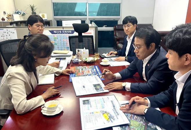 [남원=뉴시스] 20일 남원시의 2026년도 정부예산 확보를 위해 국회 활동에 나선 최경식 시장(오른쪽 두번째)이 국회교육위원인 강경숙 국회의원(왼쪽 첫번째)을 만나 남원글로컬캠퍼스 조성사업 예산확보에 대해 협조를 요청하고 있다. *재판매 및 DB 금지