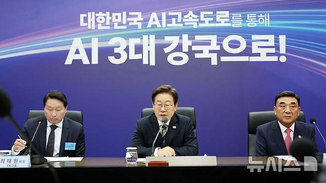 [울산=뉴시스] 고범준 기자 = 이재명 대통령이 20일 울산전시컨벤션센터에서 열린 AI글로벌 협력 기업 간담회에서 발언하고 있다. 2025.06.20. bjko@newsis.com