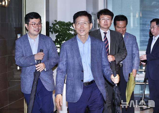 [서울=뉴시스] 김명년 기자 = 김문수 전 대선 후보가 20일 오전 서울 여의도 국회 인근 식당에서 차명진·박계동 전 의원 등 캠프 관계자들과 식사를 위해 이동하고 있다. 2025.06.20. kmn@newsis.com