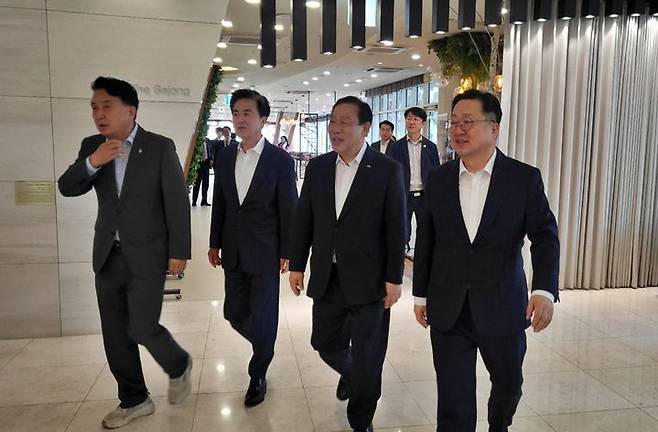 [세종=뉴시스] 송승화 기자 = 19일 세종시 어진동 베스트웨스턴 호텔에서 (왼쪽)김영환 충북지사, 김태흠 충남지사, 최민호 세종시장, 이장우 대전시장이 회의장으로 입장하고 있다. 2025.06.19. ssong1007@newsis.com *재판매 및 DB 금지