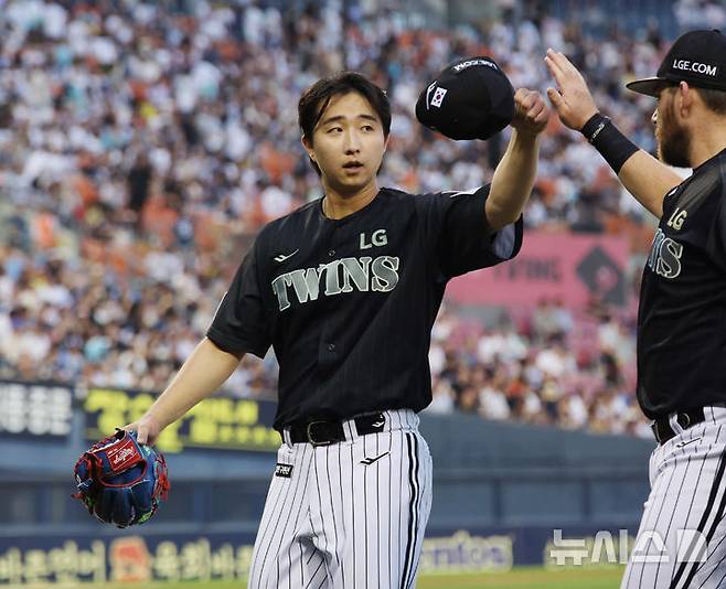 [서울=뉴시스] 김진아 기자 = 19일 오후 서울 송파구 잠실야구장에서 열린 2025 KBO리그 NC 다이노스와 LG 트윈스의 경기, 4회초 2사 2,3루 NC 박건우가 땅볼 아웃되자 LG 최채흥이 더그아웃으로 들어오며 오스틴과 하이파이브를 하고 있다. 2025.06.19. bluesoda@newsis.com