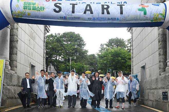 [의정부=뉴시스] 20일 오후 경기 의정부시 경민대학교와 반환 미군기지 캠프 레드클라우드(CRC) 일대에서 열린 '2025 의정부 워킹 페스타! 보go! 걷go! 뛰go!' 행사 참석자들이 기념촬영을 하고 있다. (사진=의정부시 제공) 2025.06.20 photo@newsis.com  *재판매 및 DB 금지