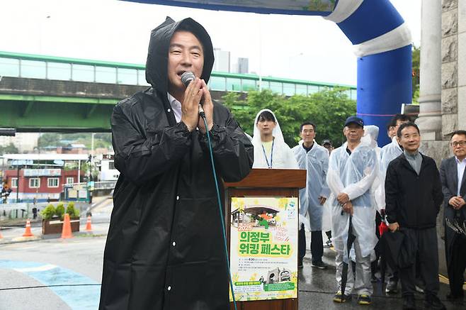 [의정부=뉴시스] 20일 오후 경기 의정부시 경민대학교와 반환 미군기지 캠프 레드클라우드(CRC) 일대에서 열린 '2025 의정부 워킹 페스타! 보go! 걷go! 뛰go!' 행사에서 김동근 의정부시장이 인사말을 하고 있다. (사진=의정부시 제공) 2025.06.20 photo@newsis.com   *재판매 및 DB 금지