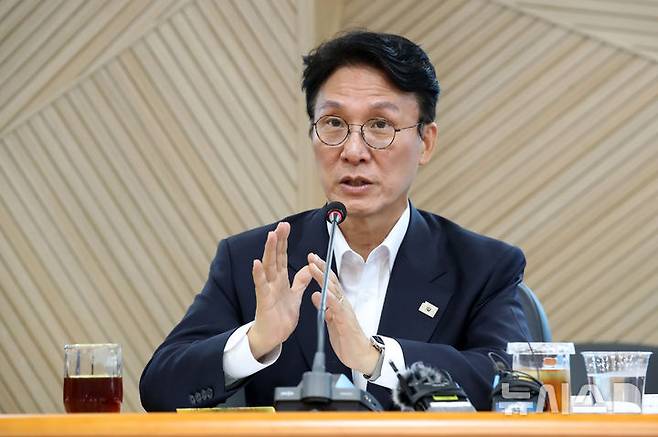 [대구=뉴시스] 이무열 기자 = 김민석 국무총리 후보가 20일 대구 수성구 대구디지털혁신진흥원에서 열린 AX 연구거점 조성을 위한 경청 간담회에서 인사말을 하고 있다. 2025.06.20. lmy@newsis.com