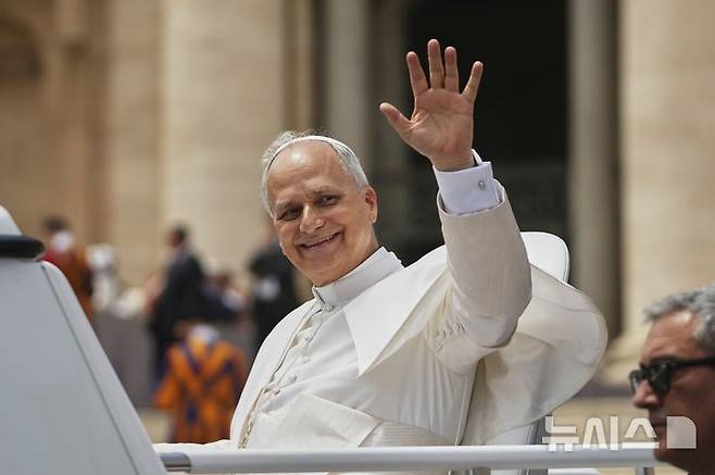 [바티칸시티=AP/뉴시스]교황 레오 14세가 18일 성베드로 광장에서 주례 일반 알현을 마친 뒤 청중들에게 손을 흔들며 떠나고 있다. 교황 레오 14세는 20일 교황으로서 자신의 최우선 순위 중 하나인 인공지능(AI)이 젊은이들의 지적, 신경학적, 영적 발전에 부정적 영향을 미칠 수 있다고 경고했다. 2025.06.20.