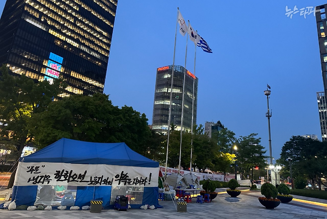 서울 중구 한화 본사 앞에 지난 1월 7일부터 설치돼 있던 거제통영고성 조선하청지회 천막농성장. 그 오른편으로 김형수 지회장이 지난 3월 15일 올라 97일간 고공농성을 했던 CCTV철탑이 있다. 