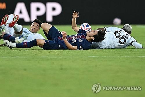 보타포구 선수들과 볼경합 중에 넘어진 PSG 이강인 [AFP/연합뉴스]