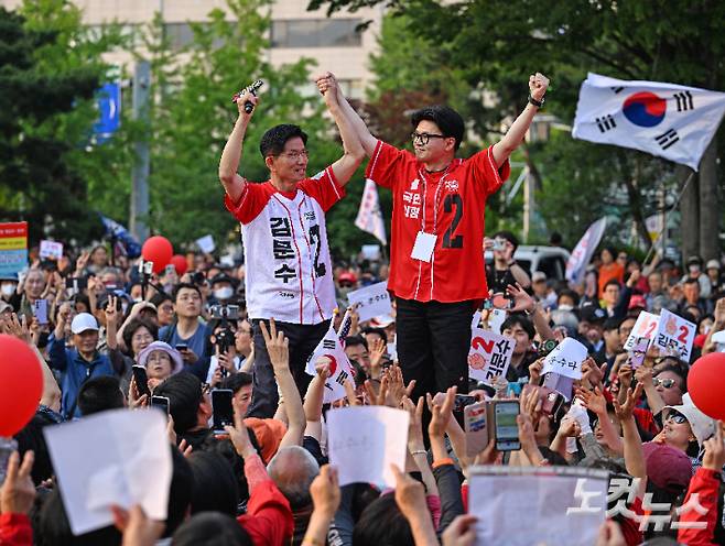 김문수 국민의힘 대선 후보가 26일 서울 도봉구 방학사거리에서 열린 '노원·도봉·강북 집중유세'에서 한동훈 전 대표와 손을 잡고 지지를 호소하고 있다. 황진환 기자