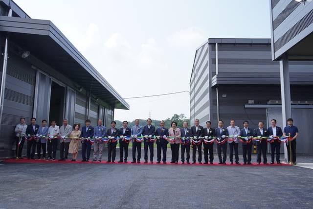 유우식 충남 서산 지곡농협 조합장(왼쪽 열한번째부터), 이완섭 서산시장을 비롯한 참석자들이 17일 농산물산지유통센터(APC) 준공식에서 APC 발전을 기원하며 축하 테이프를 자르고 있다.