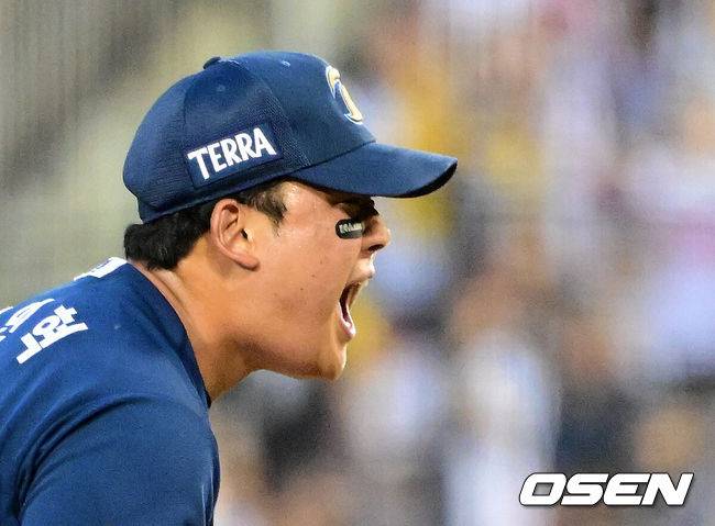 [OSEN=잠실, 지형준 기자] 19일 오후 서울 잠실구장에서 ‘2025 신한 SOL Bank KBO리그’ LG 트윈스와 NC 다이노스의 경기가 열렸다. LG는 최채흥, NC는 신민혁을 선발로 내세웠다. 5회말 2사 1루에서 NC 신민혁이 LG 박해민을 삼진 처리하며 포효하고 있다. 2025.06.19 /jpnews@osen.co.kr