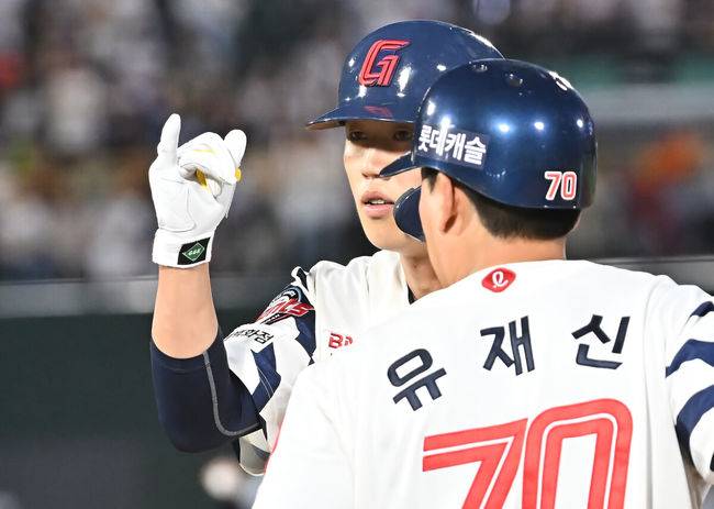 [OSEN=부산, 이석우 기자] 19일 부산 사직야구장에서 2025 신한 SOL 뱅크 KBO 리그 롯데 자이언츠와 한화 이글스의 경기가 열렸다. 홈팀 롯데는 나균안이, 방문팀 한화는 황준서가 선발 출전했다.롯데 자이언츠 전민재가 5회말 무사 좌익수 앞 안타를 치고 세리머니를 하고 있다. 2025.06.19 / foto0307@osen.co.kr