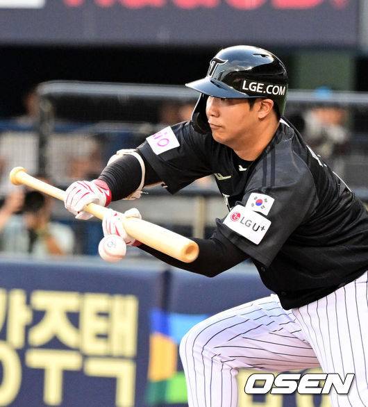 [OSEN=잠실, 지형준 기자] 19일 오후 서울 잠실구장에서 ‘2025 신한 SOL Bank KBO리그’ LG 트윈스와 NC 다이노스의 경기가 열렸다.LG는 최채흥, NC는 신민재를 선발로 내세웠다2회말 무사에서 LG 문보경이 번트를 시도하고 있다. 파울. 2025.06.19 /jpnews@osen.co.kr