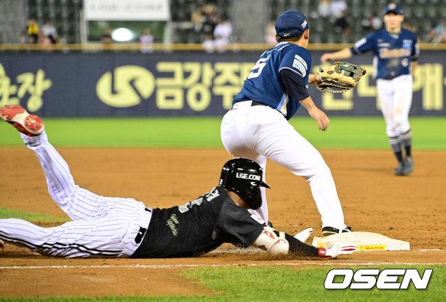 [OSEN=잠실, 조은정 기자]18일 오후 서울 잠실구장에서 ‘2025 신한 SOL BANK KBO리그’ LG 트윈스와 NC 다이노스의 경기가 열렸다.이날 LG는 치리노스를, NC는 김녹원을 선발투수로 내세웠다.7회말 2사 1,3루 LG 문보경이 땅볼로 아웃되고 있다. 2025.06.18 /cej@osen.co.kr