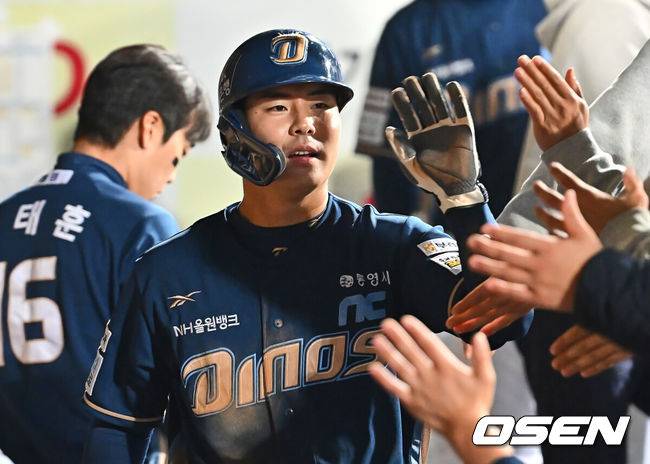 [OSEN=대구, 이석우 기자] 27일 대구삼성라이온즈파크에서 2025 신한 SOL 뱅크 KBO 리그 삼성 라이온즈와 NC 다이노스의 경기가 열렸다. 홈팀 삼성은 김대호가, 방문팀 NC는 목지훈이 선발 출전했다. NC 다이노스 박시원이 2회초 무사 1,3루 김주원의 우익수 왼쪽 1타점 안타때 득점을 올리고 하이파이브를 하고 있다. 2025.03.27 / foto0307@osen.co.kr