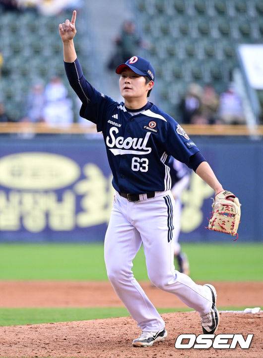 [OSEN=잠실, 지형준 기자] 프로야구 두산 베어스가 13일 서울 잠실구장에서 열린 2025 신한 SOL뱅크 KBO리그 LG 트윈스와의 시즌 3차전에서 9-2 완승을 거뒀다.&nbsp;두산은 라이벌 LG를 제물로 4연패 수렁에서 탈출하며 시즌 8승 11패를 기록했다. 일요일 17연패 후 2연승을 달렸다. 반면 4연승이 좌절된 1위 LG는 14승 3패가 됐다.&nbsp;9회말 2사 2루에서 두산 김택연이 LG 이주헌의 파울 플라이 타구를 가리키고 있다. 2025.04.13 / jpnews@osen.co.kr