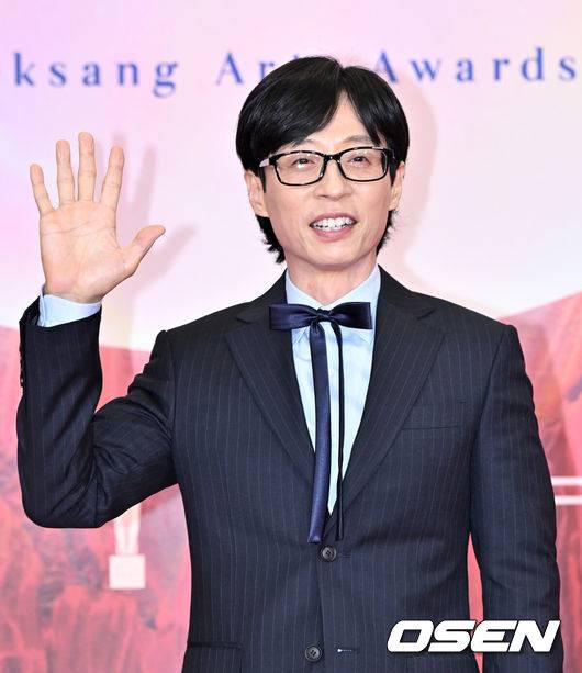 [OSEN=조은정 기자]제 60회 백상예술대상 레드카펫 행사가 7일 서울 강남구 코엑스에서 열렸다.'60회 백상예술대상’에는 지난 1년간 TV·영화·연극 분야에서 활약한 대중문화 예술계 종사자들이 총출동한다. 지난해에 이어 관객과 함께 즐기는 축제의 장이다. 백상만의 품격 있는 시상식으로 관객들의 눈과 귀를 즐겁게 할 예정이다. 올해도 신동엽·수지·박보검이 MC를 맡아 믿고 보는 진행력을 자랑한다.&nbsp;방송인 유재석이 레드카펫을 밟고 있다.  2024.05.07 /cej@osen.co.kr
