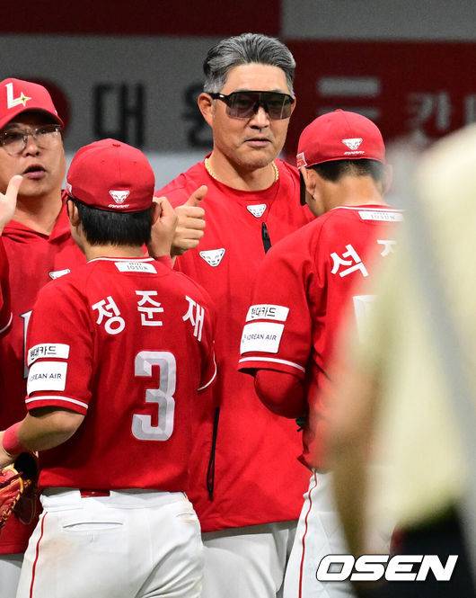 [OSEN=고척, 조은정 기자]프로야구 SSG 랜더스가 홈런 3방으로 연장 혈투에서 짜릿한 역전승을 거뒀다.SSG는&nbsp;19일 서울 고척스카이돔에서 열린 ‘2025 신한은행 SOL Bank KBO리그’ 키움 히어로즈와의 경기에서 4-2로 승리했다. 이날 승리로 SSG는 주중 3연전 위닝시리즈를 챙겼다.&nbsp;SSG 이숭용 감독이 석정우와 승리를 기뻐하고 있다. 2025.06.19 /cej@osen.co.kr