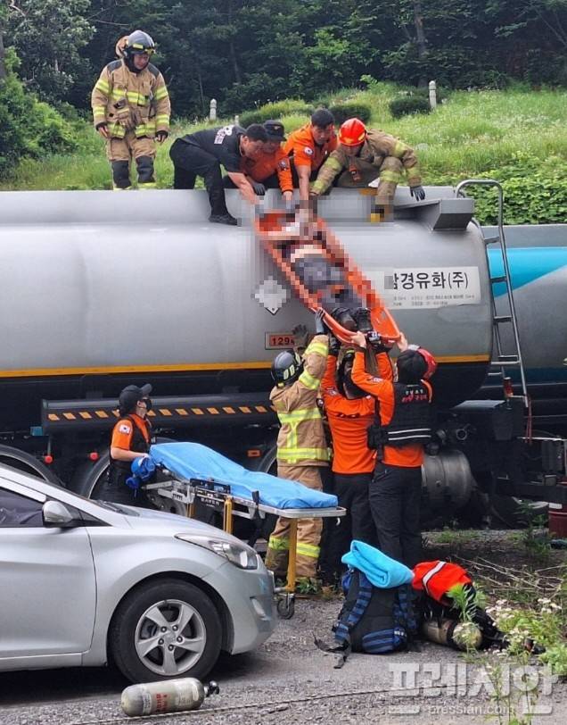 ▲20일 여수소방서 119구조대가 탱크로리 안에서 작업 중 실신한 50대를 구조하고 있다.ⓒ여수소방서