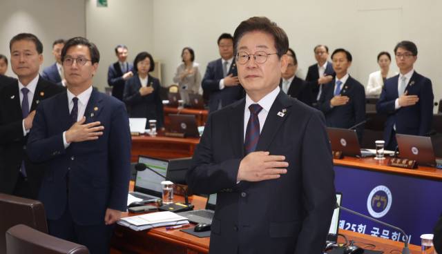 ▲이재명 대통령이 10일 서울 용산 대통령실에서 열린 국무회의에서 국기에 경례하고 있다. ⓒ연합뉴스