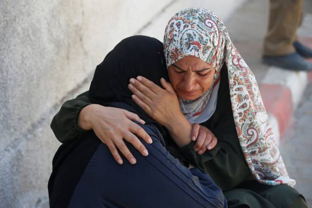 ▲가자지구 보건부에 따르면 전날 구호품을 구하려다 이스라엘 총격에 죽은 팔레스타인인들의 장례식이 19일(현지시간) 가자지구 북부 가자시티 알시파 병원에서 열려 주민들이 슬퍼하고 있다. ⓒ로이터=연합뉴스