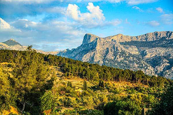 드라이빙 내내 웅장한 트라문타나산맥은 시도 때도 없이 모습을 바꿔가며 선보인다.