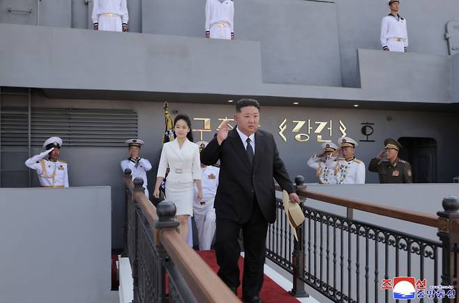 나진조선소 '강건 함' 진수식에 참석한 김주애