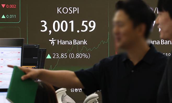 20일 서울 중구 하나은행 본점 딜링룸 전광판에 코스피 지수가 표시되고 있다. 코스피가 장중 3000선을 돌파한 것은 약 3년 5개월 만에 처음이다. 뉴스1