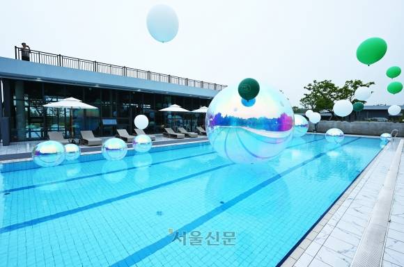 ‘가성비 갑’ 기린빌라리조트의 야외 수영장.