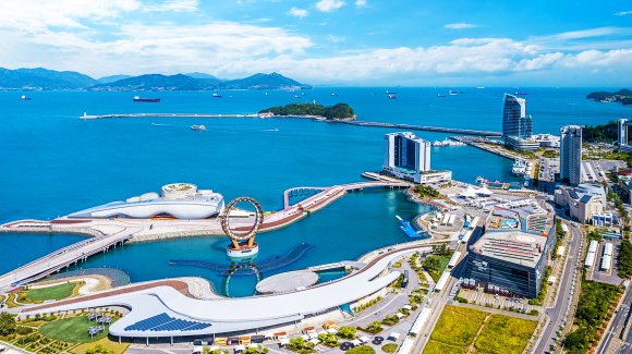 전남 여수를 국제적인 해양 도시로 알린 여수세계박람회 개최 이후 13년이 넘도록 박람회장의 사후 활용 방안을 찾지 못하고 있다. 공공성을 높여야 한다는 지역민들의 요구에 따라 여수광양항만공사가 최근 박람회장의 사후 활용 방안 마련을 위한 용역을 일시 정지해 계획은 또다시 표류하게 됐다. 사진은 여수세계박람회장 전경. 여수시 제공