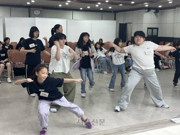 서울 은평구 은평문화재단의 ‘꿈의 무용단 은평’ 2기 단원들이 전문 강사진에게 스트리트 댄스인 ‘로킹’을 기반으로 한 현대 무용과 연극 등을 배우고 있다.