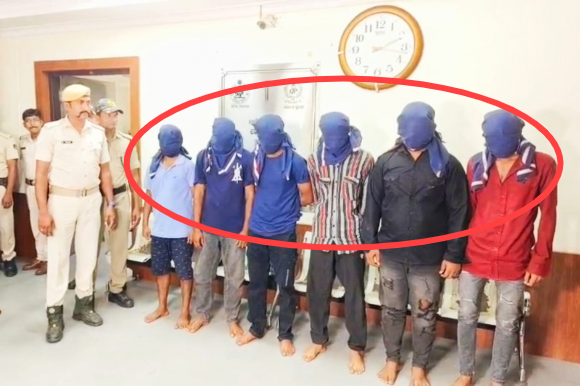 지난 15일(현지시간) 인도 동부 오디샤주(州) 고팔푸르 해변에 친구와 함께 놀러 갔던 20세 여대생이 집단 성폭행을 당했다. 사진은 현지 경찰에 체포된 용의자 10명 중 성인 6명. 고팔푸르 경찰서 제공