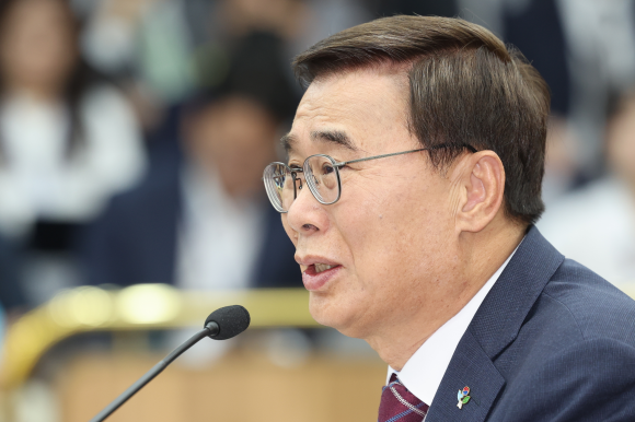 이종석 국가정보원장 후보자가 19일 서울 여의도 국회 정보위원회에서 열린 인사청문회에서 위원 질문에 답하고 있다. 연합뉴스