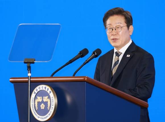 격려사 하는 이재명 대통령 - 이재명 대통령이 20일 울산전시컨벤션센터에서 열린 울산 인공지능(AI) 데이터센터 출범식에서 격려사를 하고 있다. 연합뉴스