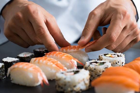 경남에서 한 뷔페 프랜차이즈 지점을 운영하는 업주가 6년 동안 지속해온 결식아동 대상 무료식사 제공을 최근 중단하겠다며 허탈한 심경을 밝혀 화제다. 사진은 기사 내용과 직접 관련 없음. 스시·롤 전문 뷔페 프랜차이즈 쿠우쿠우 홈페이지 캡처