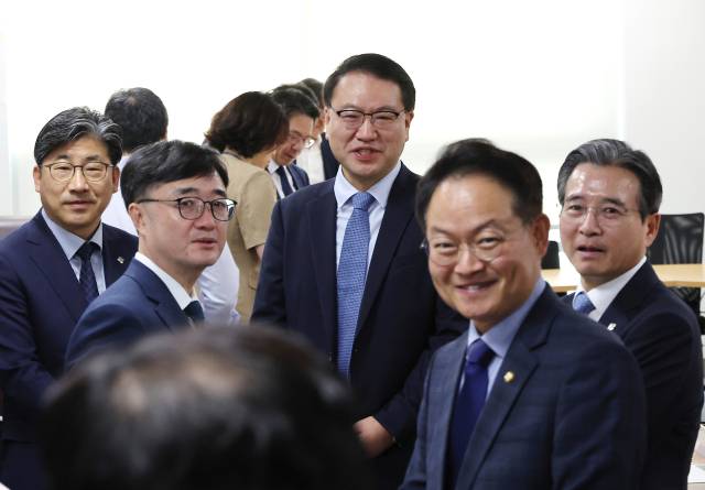 김용범 대통령실 정책실장(오른쪽)과 허영 더불어민주당 원내정책수석부대표(오른쪽 두번째) 등이 18일 서울 여의도 국회 의원회관에서 대통령실과 정부, 여당 등이 함께하는 추경안 관련 비공개 회의에 참석해 대화하고 있다. 연합뉴스