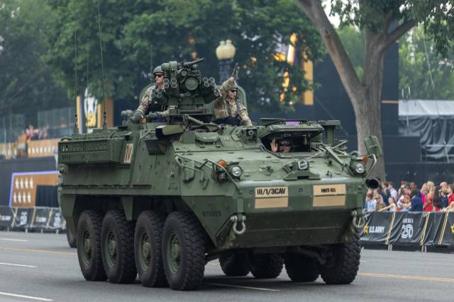 지난 14일(현지 시간) 미국 워싱턴 DC에서 미 육군 창설 250주년을 기념한 군사 퍼레이드가 열리고 있다. 신화연합뉴스